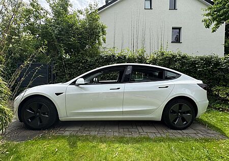 Tesla Model 3 SR+ weiß/schwarz Bj.2022 LFP60 1. Hd