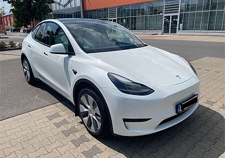 Tesla Model Y Standard Range RWD (innen Weiß+artikel)