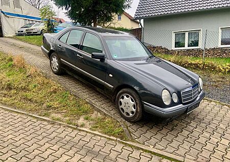 Mercedes-Benz E 320 Aut./Leder / TÜV NEU ! ! !