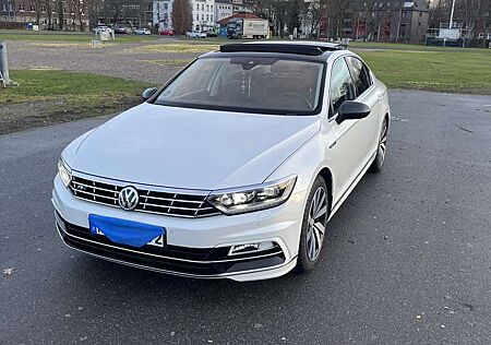 VW Passat Volkswagen 2.0 TDI SCR (BlueMotion Tech) 4Motion R Line