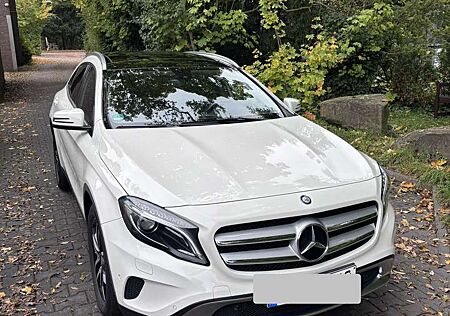 Mercedes-Benz GLA 180 Urban, Navi, Panorama, Xenon, AHK, Kamera **TOP**