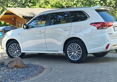 Mitsubishi Outlander 2,4 PHEV Diamond Connect Diamond Connect