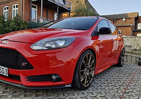 Ford Focus 2.0 EcoBoost ST mit Leder-Exclusiv-Paket