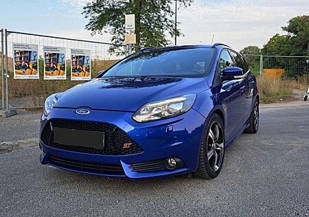 Ford Focus Turnier 2.0 EcoBoost ST mit Leder-Exclusiv-Paket