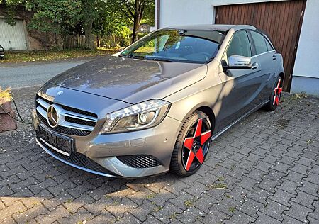 Mercedes-Benz A 180 7G-AUTOMATIK+CHECKHEFT+XENON+USB+TEMPO+NAVI+KAMERA