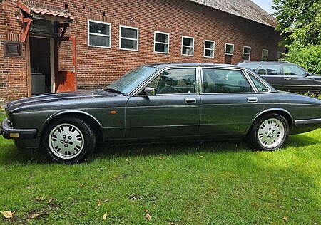 Jaguar XJ40