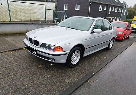 BMW 523i 523 nur 158.000km sehr guter zustand.