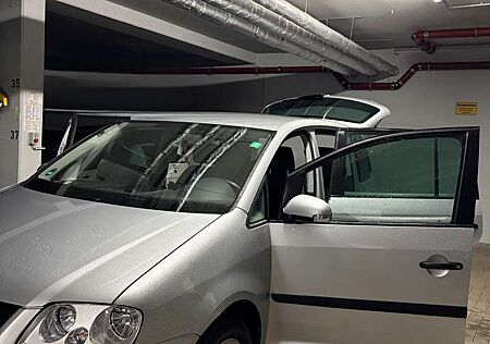 VW Touran Volkswagen 1.6 FSI Automatik Highline