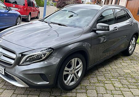 Mercedes-Benz GLA 250 NAVI AHK TÜV neu