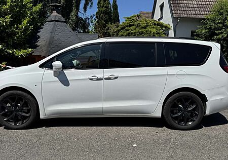 Chrysler Pacifica Touring L Launch Edition AWD