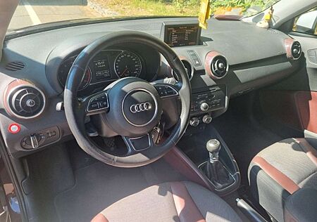 Audi A1 violet/silber Teilleder Navi SHZ