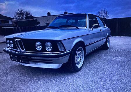 BMW 323 i