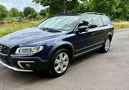 Volvo XC 70 XC70 AWD Summum 5-Zylinder/Aut./Leder/AHK/Navi