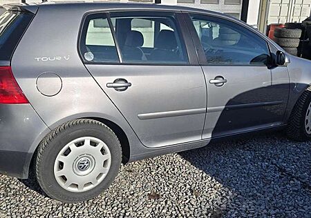 VW Golf Volkswagen Tour (Tour) 1,6 Liter *8 Fach bereift*