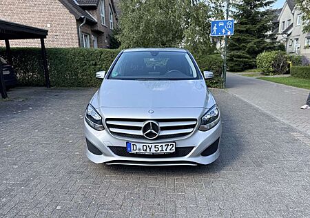 Mercedes-Benz B 180 04/2015 • 99 600 km • 122 PS • Benzin