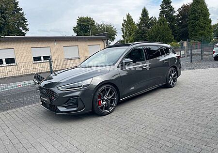 Ford Focus Turnier ST X Pano/B&O/ACC/Head-Up/KeyLess