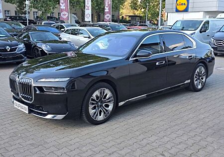 BMW 740 d xDrive Design Pure Excellence Theatre Screen
