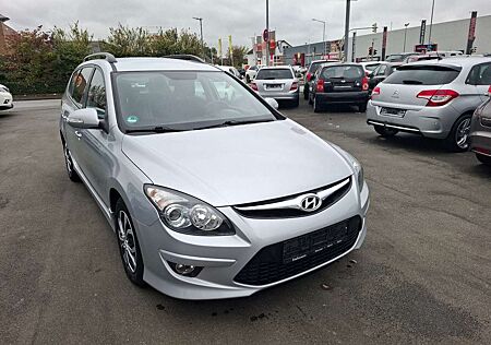 Hyundai i30 gebraucht kaufen Hyundai i30 CW blue 1.6 CRDi 66 kW Classic