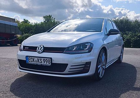VW Golf GTI Volkswagen Performance BlueMotion Technology DSG