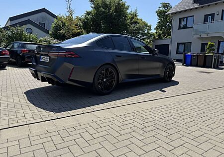 BMW M5 xDrive Limousine Frozen Deep Grey Panorama