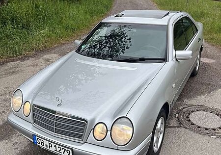 Mercedes-Benz E 200 Classic top gepflegt