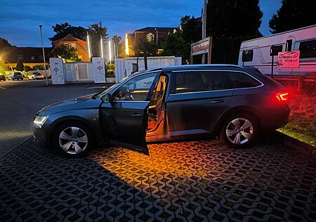 Skoda Superb Combi 2.0 TDI DSG Premium Edition