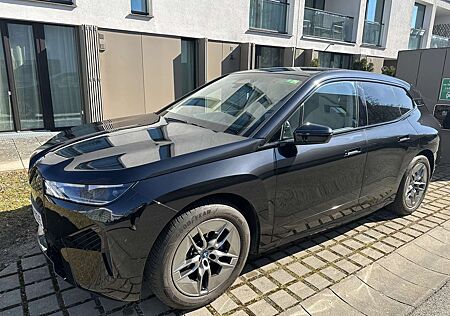 BMW iX xDrive40 M Sport AHK DA 8 Fach