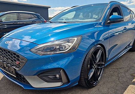 Ford Focus Turnier ST LED Kamera Navi Recaro Pano 20`