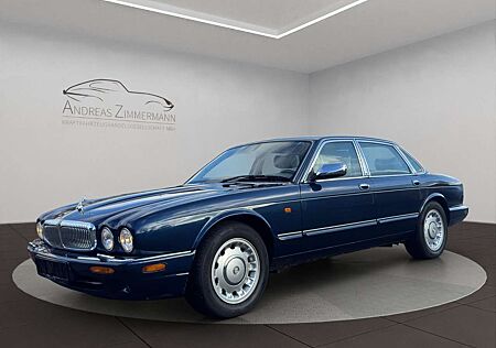 Jaguar Daimler V8 SWB BLAU/BEIGE ULTRASELTEN