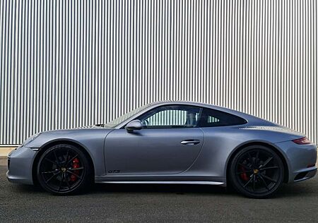 Porsche 911 Carerra 4 GTS Coupé