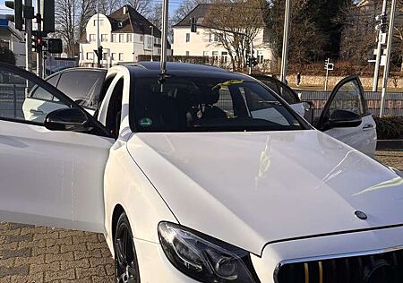 Mercedes-Benz E 220 AMG Line