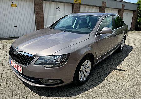 Skoda Superb Elegance-Leder-Navi-Xenon-4xSHZ