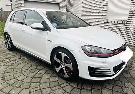 VW Golf GTI Volkswagen 2.0 BMT Performance DSG 230 PS