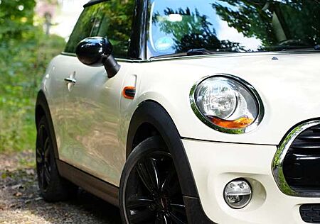 Mini Cooper mit 17" JCW Felgen, Sitzheizung & Parksensoren