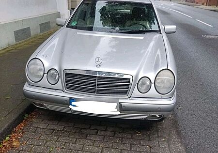 Mercedes-Benz E 200 Elegance Automatik AHK