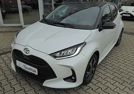 Toyota Yaris 1.5H black & white Edition