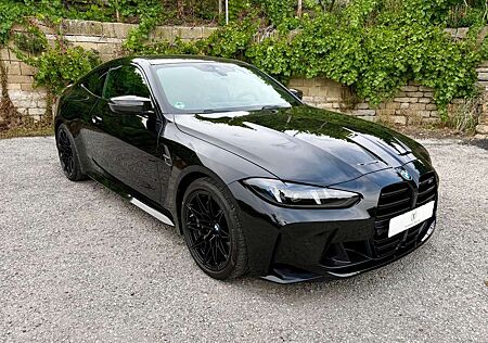 BMW M4 Coupe xDrive Competition,Race Track, M Carbon