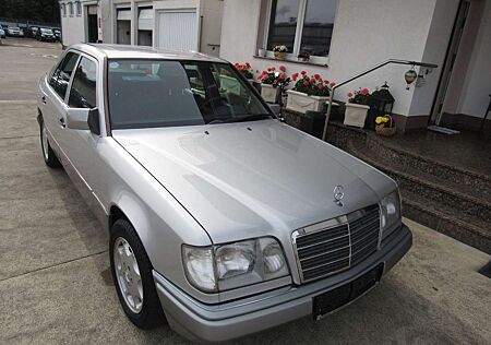 Mercedes-Benz E 200 OLDTIMER-ZULASSUNG.