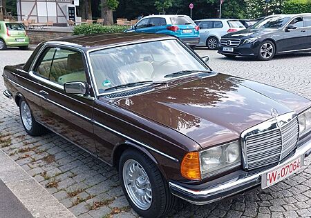 Mercedes-Benz CE 230 Baureihe 123