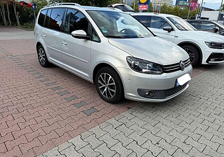 VW Touran Volkswagen 1.6 TDI DPF DSG Highline von Privat