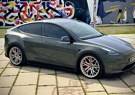 Tesla Model Y Performance, Alcantara Interieur, MB Design in 22