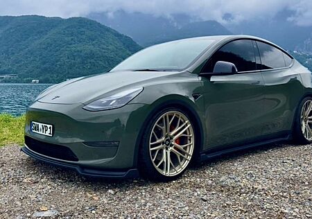 Tesla Model Y Performance, Alcantara Interieur, MB Design in 22