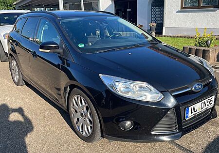 Ford Focus Turnier 1.6 TDCi DPF Kombi 8 fach Bereift Titanium