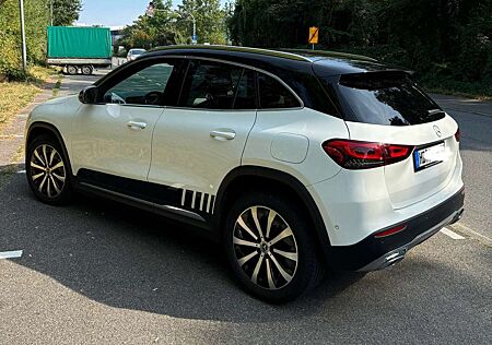 Mercedes-Benz GLA 200 SONDER*AMG*NIGHT*AHK*1.Hand*19 ZOLL*SOUND*AUTOMA