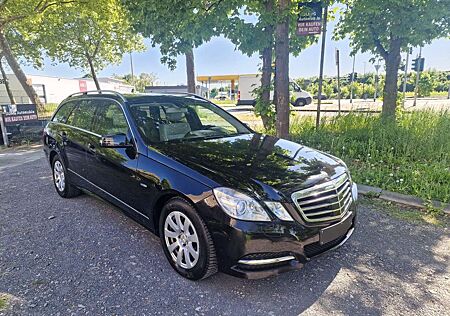 Mercedes-Benz E 200 200 E T-Modell CGI BlueEfficiency /Auto / Leder