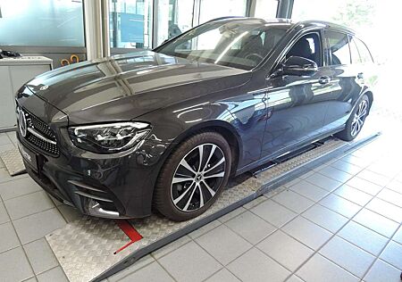 Mercedes-Benz E 220 d T AMG/Night/19"/LED/Distronic/360°K/DAB/