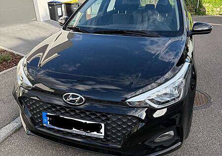 Hyundai i20 blue 1.2 Select, 8fach bereift