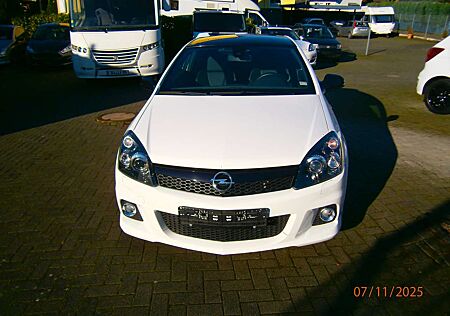 Opel Astra OPC Race Camp