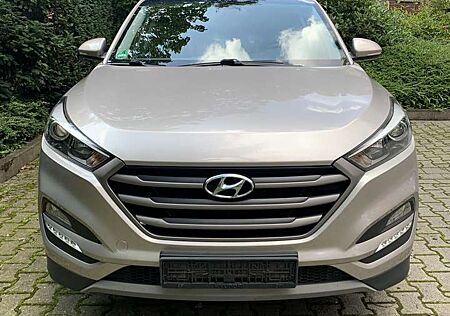 Hyundai Tucson blue 1.7 CRDi 2WD DCT Trend