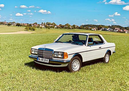 Mercedes-Benz 230 W123 Coupe
